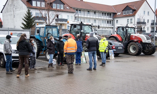 Die Bauern hatten sich auf dem Aldiparkplatz versammelt.