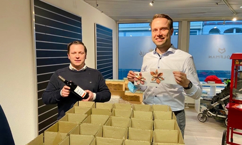 Andre Volke (li.) und Dennis Berger packen die Päckchen für die Schausteller.