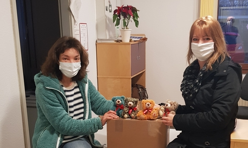  Ute Torney, Sozialarbeit Asylheim Fallersleben, nimmt die Teddys von Angela Bliese, Aids-Hilfe Wolfsburg e. V. entgegen.)