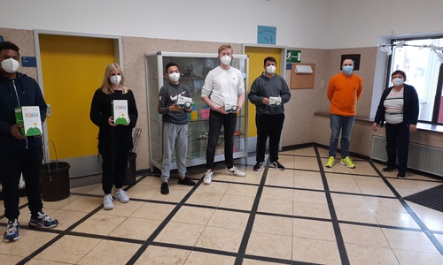 Übergabe von 500 FFP2-Masken symbolisch an die Werla-Schüler der Klasse 9 und den Schulleiter Achim Durwen. 