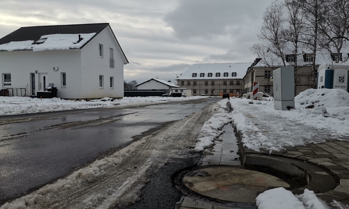 Zu schmale Gehwege und Straßen, fehlende Radwege und "Stolperfallen", wie der Gullideckel unten rechts im Bild machen Fuß-, Rad-, und Autoverkehr im Fliegerhorst schwer. Grünanlagen sind kaum vorhanden. Von allen Seiten wird Kritik laut.
