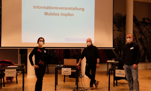 Milica Pohler, Dr. Klaus Lange-Breyther und Timo Rewitz (von links) berichteten über den erfolgreichen Impfautakt und informierten über die Abläufe bei den mobilen Impfungen in den Alten- und Pflegeheimen.