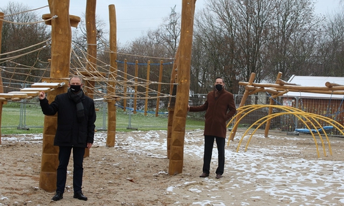 Bürgermeister Klaus Saemann und Schulleiter Dirk Osburg vor der Kletteranlage