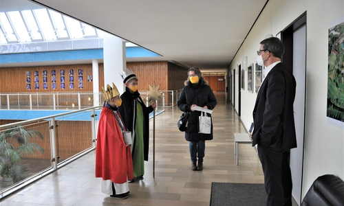 Die Sternsinger überbringen mündlich ihren Segen vor dem Büro des Oberbürgermeisters.