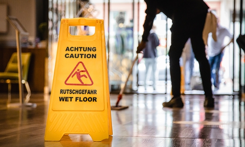 Beschäftigte in der Gebäudereinigung können sich im neuen Jahr über eine kräftige Lohnerhöhung freuen, so die IG BAU.
