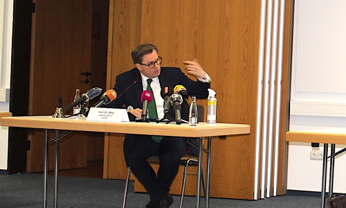 Landrat dr. Andreas Ebel bei der Pressekonferenz am Montag.
