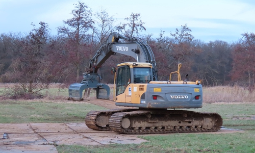 Wo Bagger und Traktoren fahren, wird das Grünland mit Baggermatten abgedeckt, um die Grasnarbe zu erhalten.