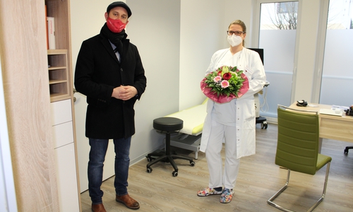 Bürgermeister Malte Schneider heißt Dr. Friederike Funk an ihrem ersten Arbeitstag Willkommen.