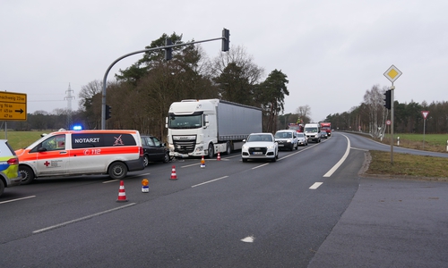 Der Verkehr wird derzeit an der Unfallstelle vorbeigeleitet. Aufgrund ausgelaufener Betriebsstoffe kommt es weiterhin zu Behinderungen. 