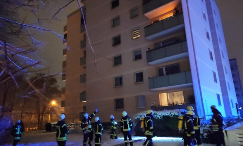 Erleichterung bei den Einsatzkräften - Der Feuerschein im vierten Obergeschoss lässt sich einfach ein- und ausschalten. Es handelte sich um eine Lampe.
