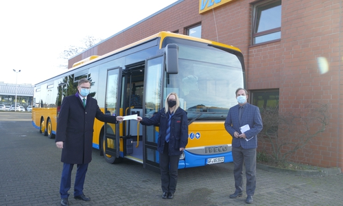 Landrat Dr. Andreas Ebel (l.) übergab gemeinsam mit dem Geschäftsführer der VLG, Stephan Heidenreich, den ersten Brief mit der Corona-Prämie an Mitarbeiterin Wiebke Meinecke.