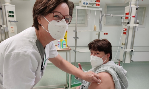 Hygienefachkraft Anke Philipp (links) impft  Pflegekraft-Kollegin Annika Kannengießer von der Infektionsstation gegen Corona