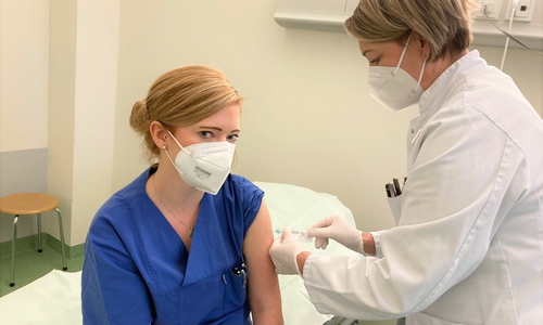 Josephin Kirchhoff ist eine der ersten Geimpften im Helios Klinikum Gifhorn.