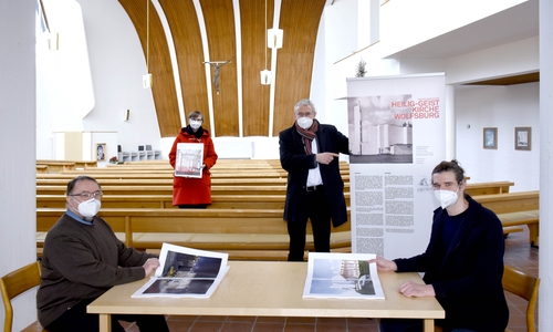 Von links: Johannes Thormeier, Pastor der Lukas-Gemeinde, Esther Orant, Forum Architektur der Stadt, Stadtbaurat Kai-Uwe Hirschheide und Felix-Henri Rebers, Technische Universität Braunschweig, begutachten die studentischen Entwürfe zu Alvar Aaltos Heilig-Geist Kirche. 