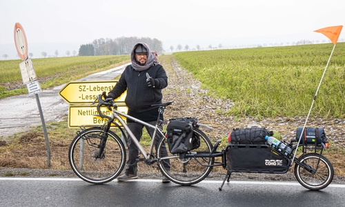 Mit seinem Fahrrad samt Anhänger hat Recai Pak bereits die höchsten Berge erklommen.