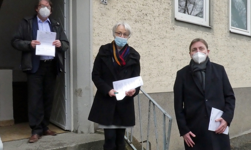 Unterzeichneten die Kooperationsvereinbarung für die neue Anlaufstelle in der Berliner Straße 92 (von links): Stadtrat Dr. Dirk Härdrich, Dezernent für Bildung, Soziales und Integration, Petra Behrens-Schröter, Beauftragte der Diakonie und  Claudius Oleszak, Standortleiter von der TAG.