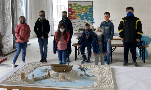 Die Teilnehmer des ersten Workshops vor einem Modell.