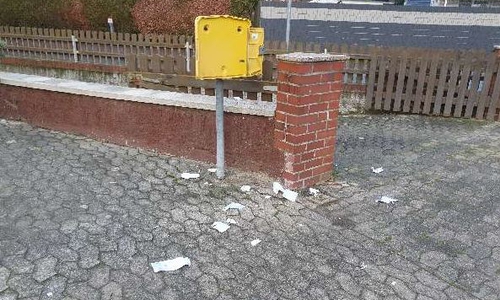 Der Briefkasten wurde auseinander gesprengt.