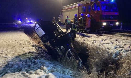 Der Wagen blieb schräg auf dem Dach liegen. 