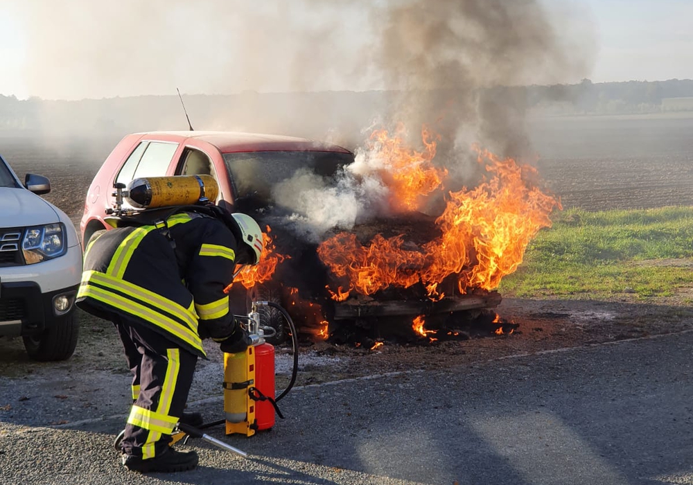 Auto in Fümmelse ausgebrannt - Feuerwehr kann das Feuer löschen
