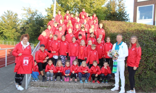 Die Bambini- und Powergruppen des LAV 07 Bad Harzburg mit ihren neuen Regenjacken. 