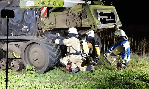 Die Feuerwehr bei den Löscharbeiten.