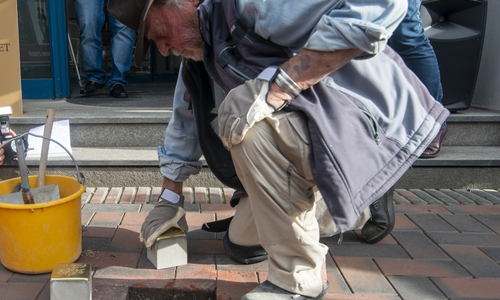 Gunter Demning bei der Verlegung zweier Stolpersteine für das Ehepaar Redlich.