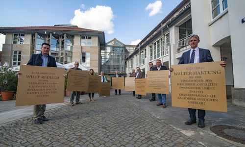 v.l.: Matthias Nerlich (Bürgermeister), Willy Knerr (Ratsvorsitzender), Merle Höfermann (Agentur "Calluna - Menschen & Medien"), Annette Redeker (ehrenamtliche Archivarin und Historikerin), Dr. Klaus Meister (Fachbereichsleiter Kultur der Stadt Gifhorn), Heike Klaus-Nelles (Stadtarchivarin der Stadt Gifhorn), Prof. Dr. Manfred Grieger	(Historiker), Dr. Steffen Meyer (Historiker und Archivar der Dachstiftung Diakonie), Martin Wrasmann (Bündnis "Bunt statt Braun"), Dr. Jens Rannenberg (Vorstand der Dachstiftung Diakonie).