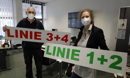 Mit Corona-Objekte aus dem Impfzentrum: Bernhard Lange (links) und Nicole Trnka. 