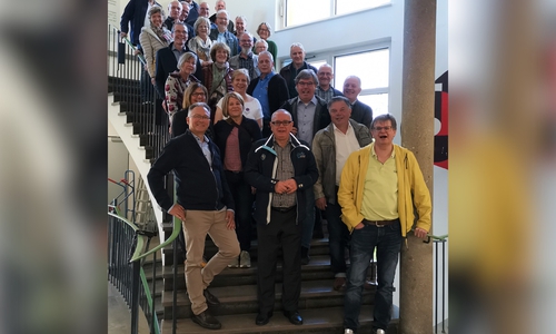 Der THG-Abiturjahrgang 1981 auf der Treppe in der alten Schule.