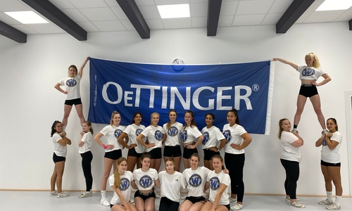 Die Cheerleader des Braunschweiger Männer-Turnverein von 1847 freuen sich über die neue Bodenturnmatte.