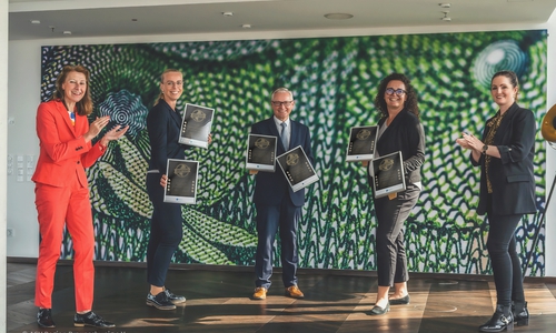 Freude bei der Volksbank BraWo. Janina Jörn (Leiterin Ausbildung), Michael Krupka (Leiter Personal) und Anja-Silke Buchal (Leiterin Personalentwicklung) von der Volksbank BraWo erhalten im Business Center II des Braunschweiger BraWoPark  die  „Zukunftgeber“-Urkunden von AGV-Geschäftsführerin Cordula Miosga (links) und Dominique D. Moré (Projektmanagerin HR & Recruiting vom Arbeitgeberverband, rechts).
