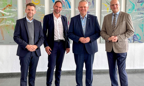Unterzeichneten „Letter of Intent“ (v.l.): Dennis Weilmann (Oberbürgermeister der Stadt Wolfsburg), Prof. Dr. Nils Homann (Ärztlicher Direktor des Klinikums Wolfsburg), Björn Thümler (Wissenschaftsminister Niedersachsen), Prof. Dr. Wolfgang Brück (Sprecher des Vorstandes UMG).