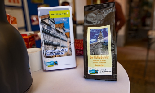 Im Weltladen und an der Tourist-Information kann künftig der Wolfenbütteler Fairtrade-Kaffee gekauft werden. Er feierte am heutigen Freitag beim Tag des fairen Kaffees seine Premiere.
