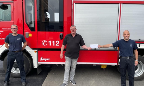 Marco Dickhut und Matthias Große übernahmen das Präsent des Ortsrates.