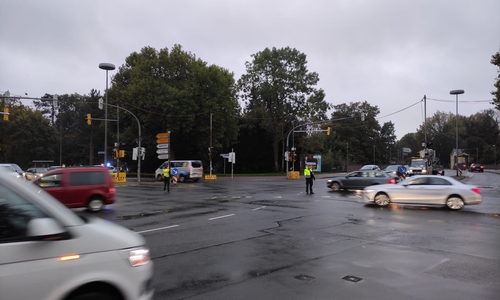 Die Polizei musste den Verkehr regeln.