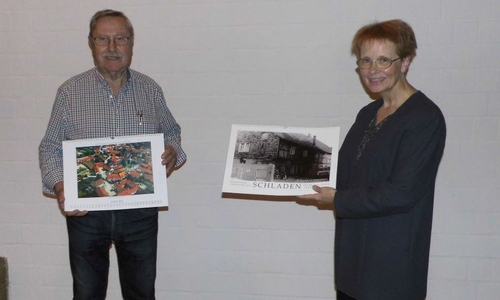 Hans-Gert Hotop links und Dorothee Schacht präsentieren den neuen historischen Kalender vom Heimathaus Alte Mühle