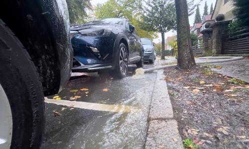Das Wasser wurde aus dem Wohnhaus ausgepumpt.