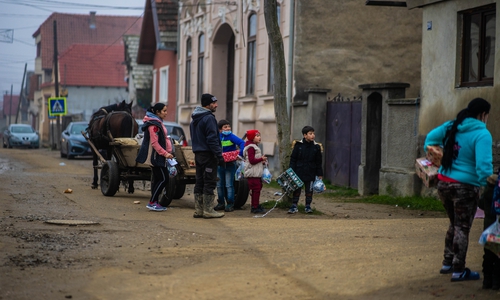 Eine Familie in Osteuropa mit Geschenken aus dem Weihnachtspäckchenkonvoi. 