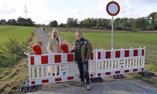 Radverkehrsbeauftragte Svea Neumann und Diplom-Ingenieur Artur Lasota (Tiefbauamt der Stadt Wolfenbüttel) am derzeit gesperrten Verbindungsweg.
