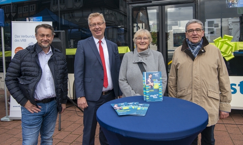 von links: Wolfenbüttel Stadtbaurat und zukünftiger Bürgermeister Ivica Lukanic, KVG-Geschäftsführer Axel Gierga, Regionalverbands Busplanerin Susanne Koch und Wolfenbüttel Bürgermeister Thomas Pink.
