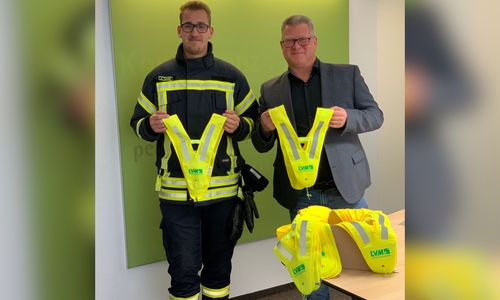 Übergabe der gespendeten Westen (von links: Kinderfeuerwehrwart Jason Taylor, Frank Wöhler von der LVM-Versicherungsagentur Wöhler)