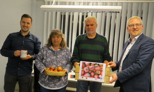 Jonas Elbeshausen (Kompetenzzentrum, links) und Falk Hensel (Vorsitzender der Freiwilligenagentur, rechts) übergeben das Büro stellvertretend für alle Ehrenamtlichen an Anne Thiel und Peter Lampe vom Ehrenamtsteam Remlingen-Semmenstedt.