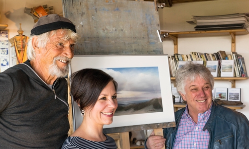 Auf Langeoog traf sich Rolf Zuckowski (re.) mit dem Inselmaler Anselm und der Initiatorin der Ausstellung „Gemeinsam unterwegs“, Kerstin Slowik.
