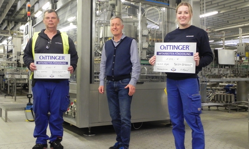 Freuen sich über die symbolischen Spendenschecks, überreicht vom technischen Betriebsleiter Siegfried Hanisch (Mitte): Jörg Zeretzke (Abfüllung) und Vanessa Vogel (Herstellung). 