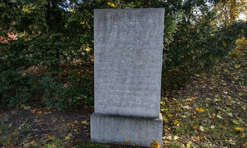 An Lessings Frau, Eva König, erinnert ein Grabstein am Landeshuter Platz.