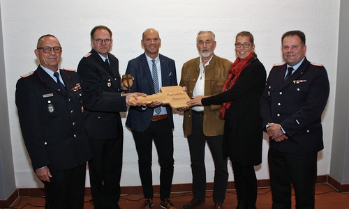 Christian Hellmeier (v.li.), Martin Kowalewsky, Martin Mahnkopf, Ortsvorsteher Eckhard Wagner, Pfarrerin Dagmar Hinzpeter und Oliver Voß, stellvertretender Ortsbrandmeister, freuen sich über das neue Fahrzeug und die offizielle Übergabe des Feuerwehrhauses. 