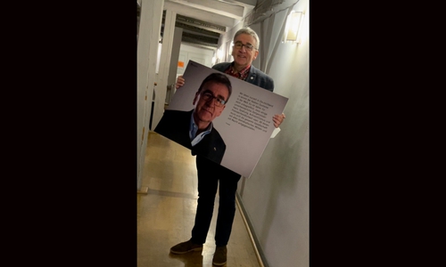 Thomas Pink mit seinem Geschenk von der Freiwilligenagentur Jugend-Soziales-Sport.