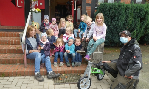 Die Kinder freuen sich über das neue Laufrad.