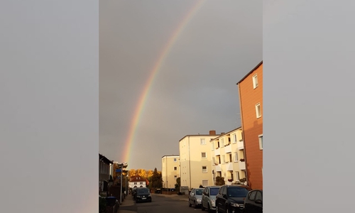 Dieser farbenfrohe Regenbogen in Wolfenbüttel zeigt sich dem Sturm gegenüber standhaft.
